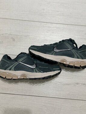 Nike Zoom Vomero 5 Women's Vintage Green Chrome FN6742-300 W 8.5 / Men's 7 NEW